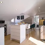 Apartment Good Karma - Bright And Sophisticated With Balcony *
