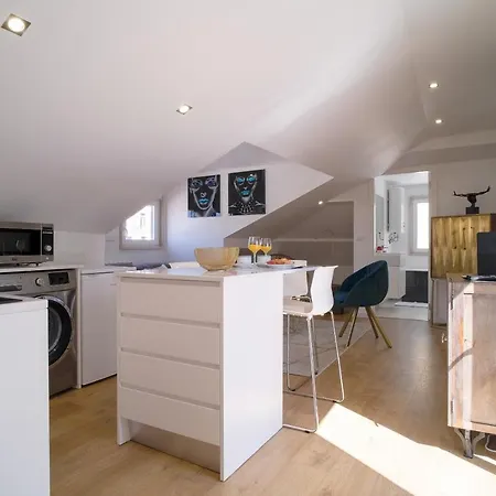 Apartment Good Karma - Bright And Sophisticated With Balcony *