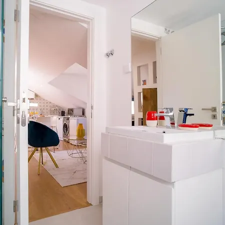 Good Karma - Bright And Sophisticated With Balcony Apartment