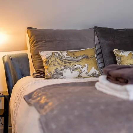 Good Karma - Bright And Sophisticated With Balcony *