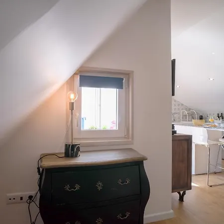 Good Karma - Bright And Sophisticated With Balcony Apartment *